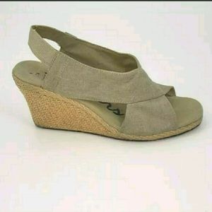 Skechers 8.5 tan sparkle wedge sandal #285